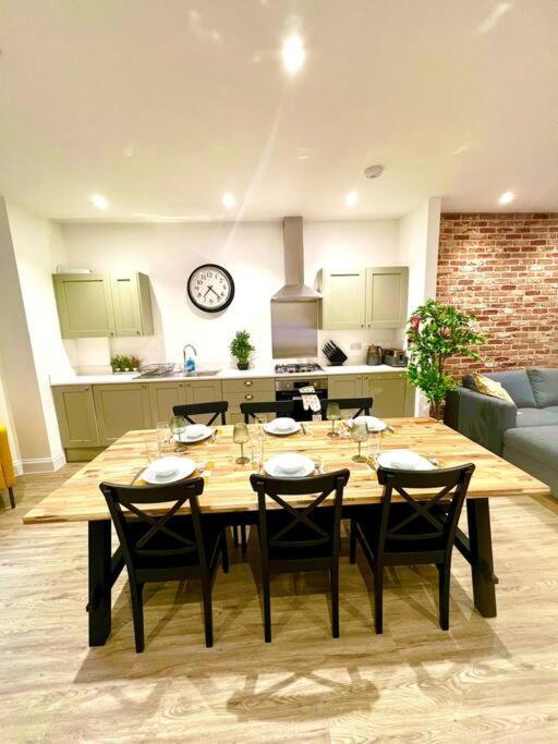 Brand New Apt - Beach Breeze Spacious 1-Bedroom Apartment With Parking - Sleeps 4 Ppl- Internet Bournemouth Kültér fotó