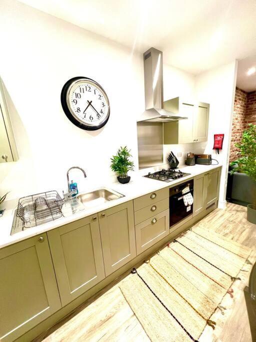 Brand New Apt - Beach Breeze Spacious 1-Bedroom Apartment With Parking - Sleeps 4 Ppl- Internet Bournemouth Kültér fotó