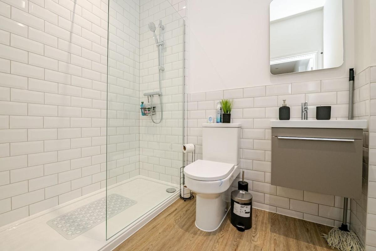 Brand New Apt - Beach Breeze Spacious 1-Bedroom Apartment With Parking - Sleeps 4 Ppl- Internet Bournemouth Kültér fotó