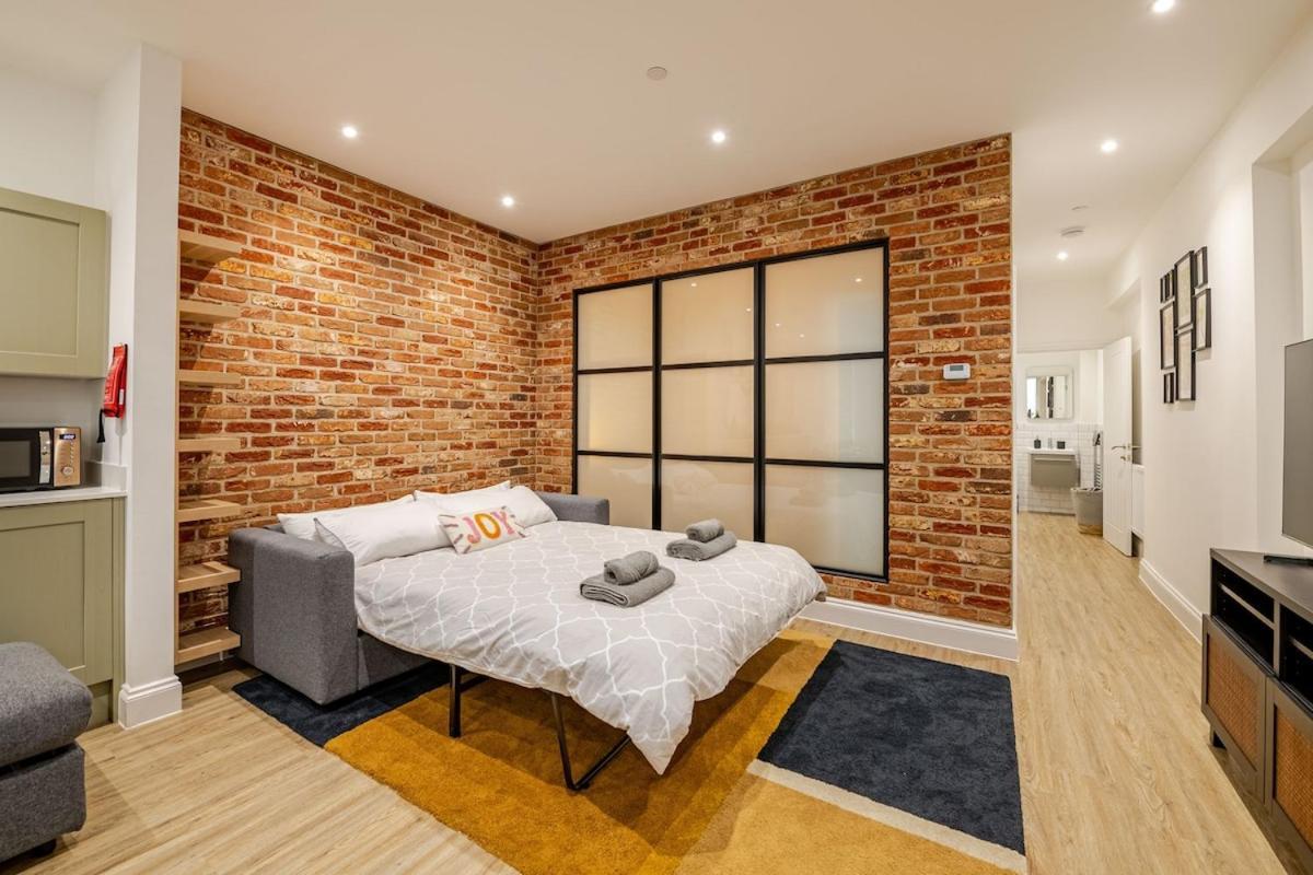 Brand New Apt - Beach Breeze Spacious 1-Bedroom Apartment With Parking - Sleeps 4 Ppl- Internet Bournemouth Kültér fotó