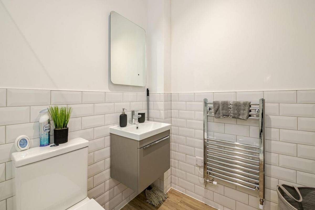 Brand New Apt - Beach Breeze Spacious 1-Bedroom Apartment With Parking - Sleeps 4 Ppl- Internet Bournemouth Kültér fotó