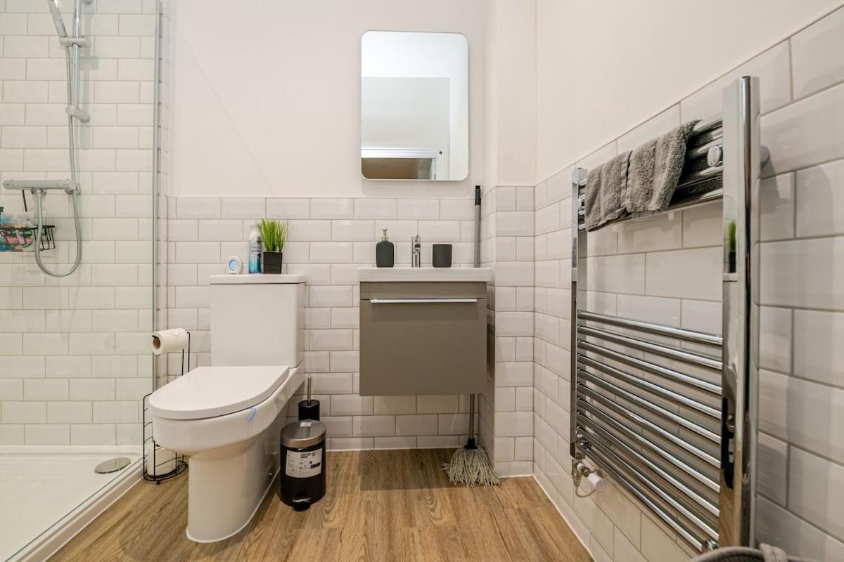 Brand New Apt - Beach Breeze Spacious 1-Bedroom Apartment With Parking - Sleeps 4 Ppl- Internet Bournemouth Kültér fotó