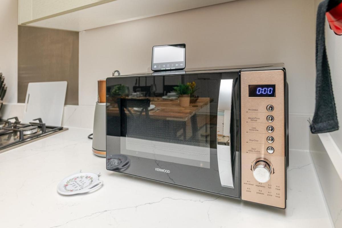 Brand New Apt - Beach Breeze Spacious 1-Bedroom Apartment With Parking - Sleeps 4 Ppl- Internet Bournemouth Kültér fotó