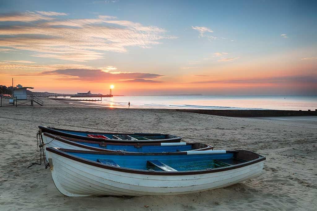 Brand New Apt - Beach Breeze Spacious 1-Bedroom Apartment With Parking - Sleeps 4 Ppl- Internet Bournemouth Kültér fotó
